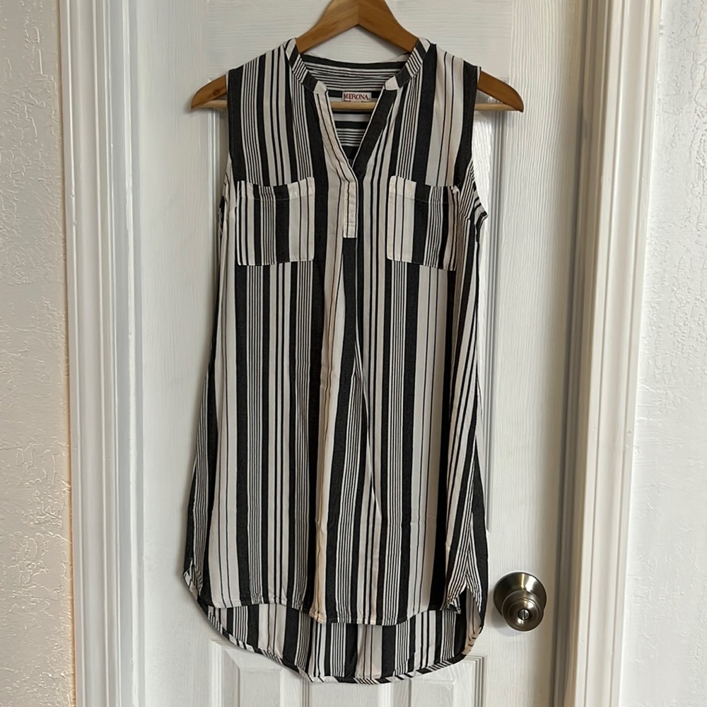 Merona. Small white and gray sleeveless tunic.
